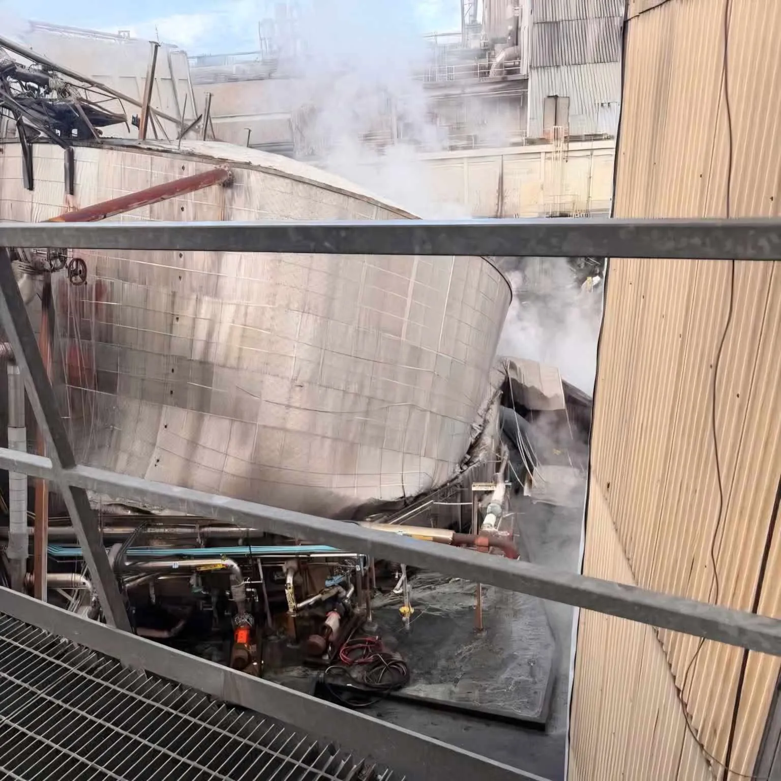 Archived image accompanying: White Liquor Tank Implodes at Nippon Dynawave Mill in Longview, Causing Fatalities