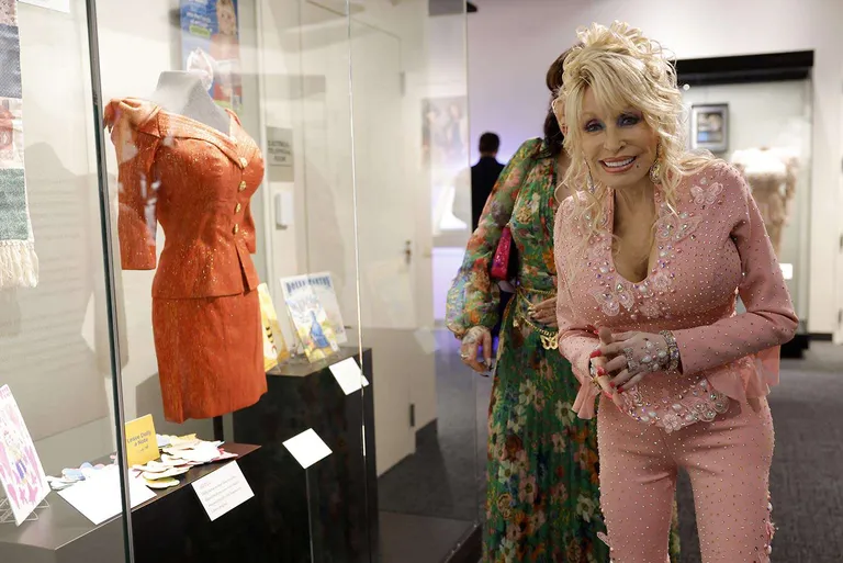 Archived image accompanying: Dolly Parton, country music’s glittering storyteller, dies at 80