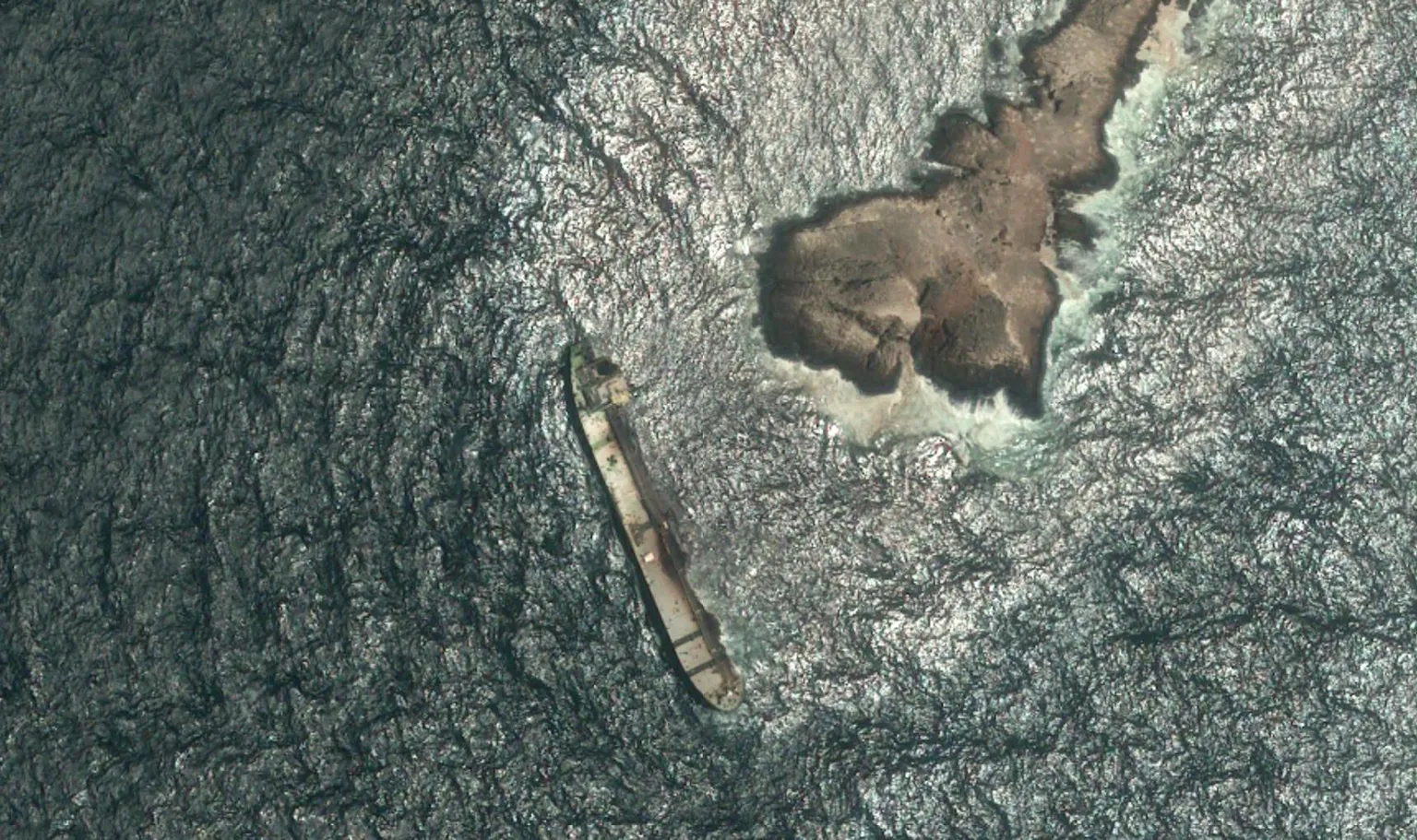 Archived image accompanying: Oman Oil Spill Reaches Coast as Major Tanker Salvage Begins
