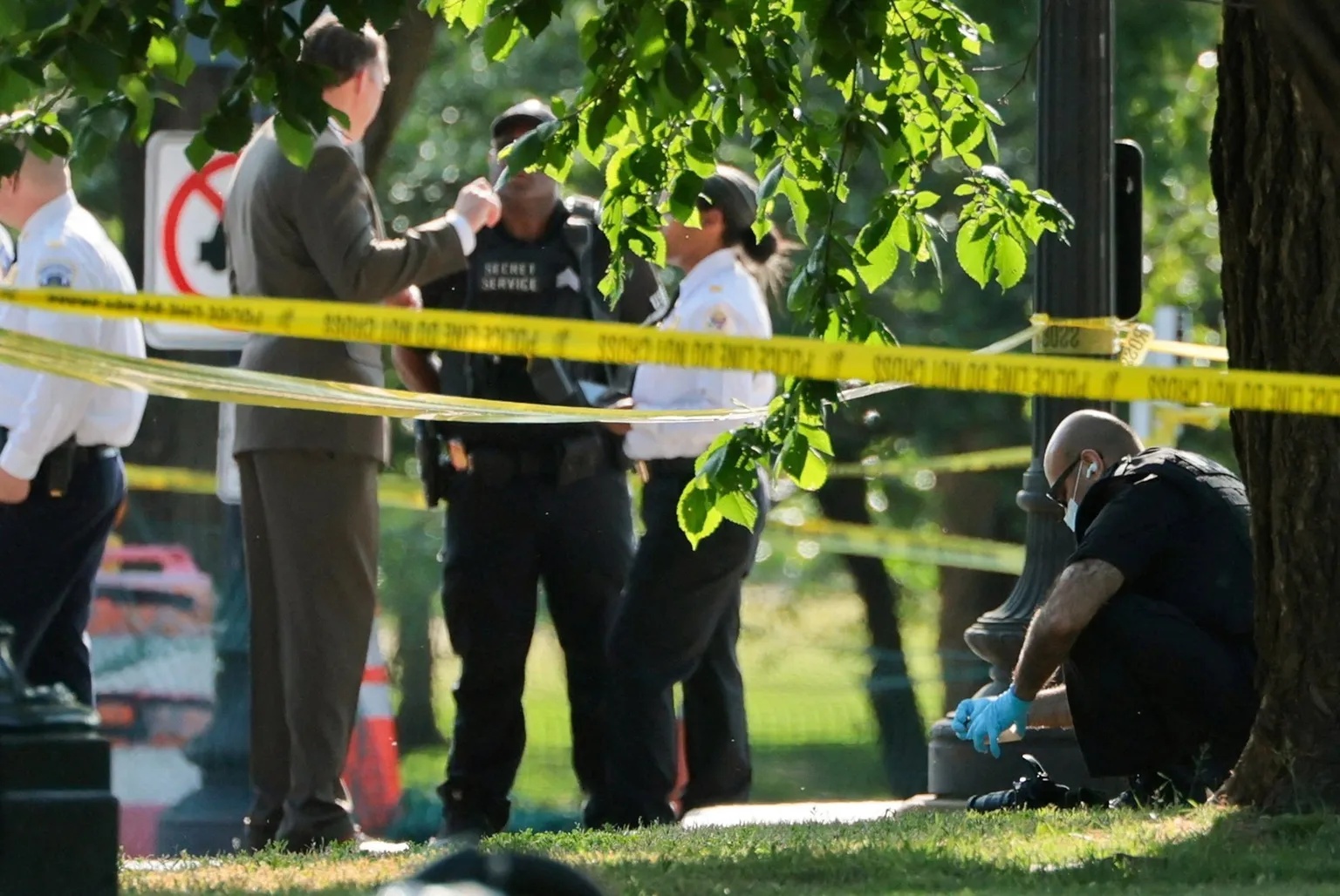 Archived image accompanying: Secret Service Shoots Armed Man Near Washington Monument, Teen Injured