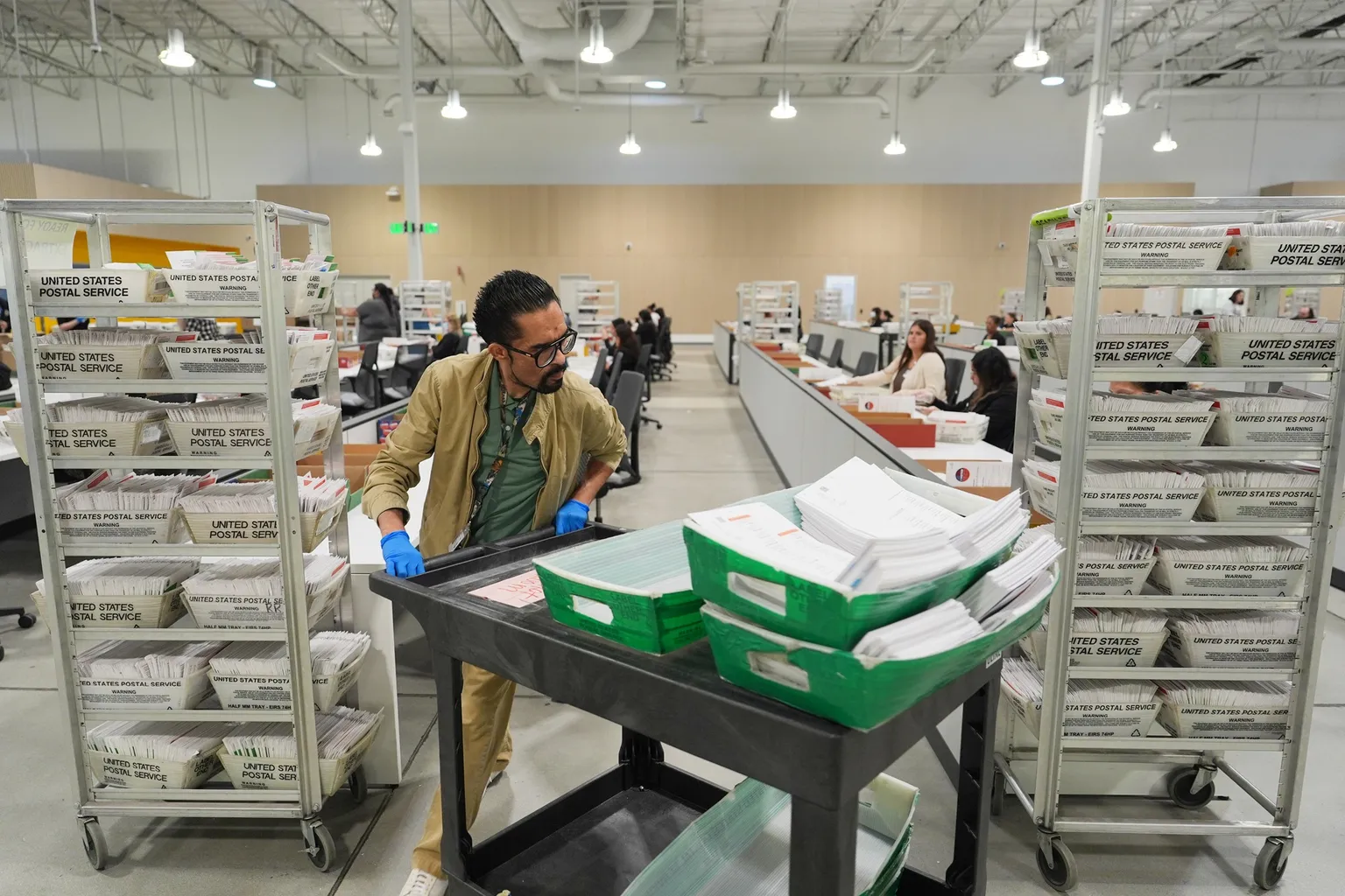 Archived image accompanying: States press USPS to scrap mail ballot rule after court setbacks