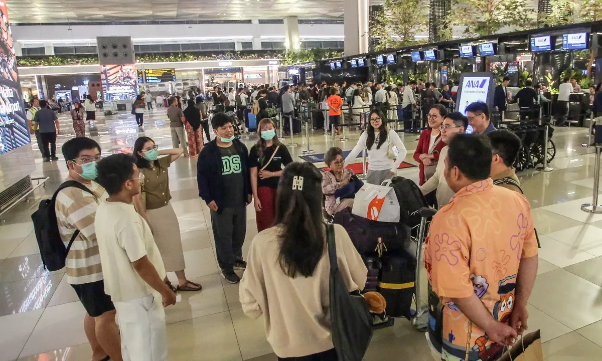 Archived image accompanying: Anak Krakatau Ash Shuts Six Airports, Disrupts 22,000 Travelers