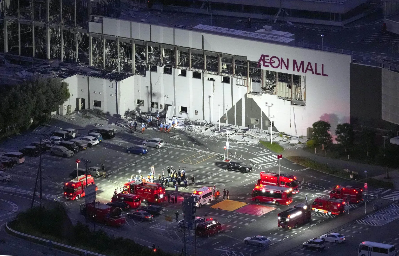 Archived image accompanying: Japan quake leaves dozens missing as rescuers search collapsed mall