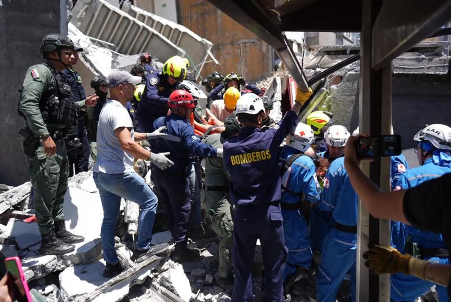 Archived image accompanying: Colombia quake kills at least 224 as rescuers race the clock