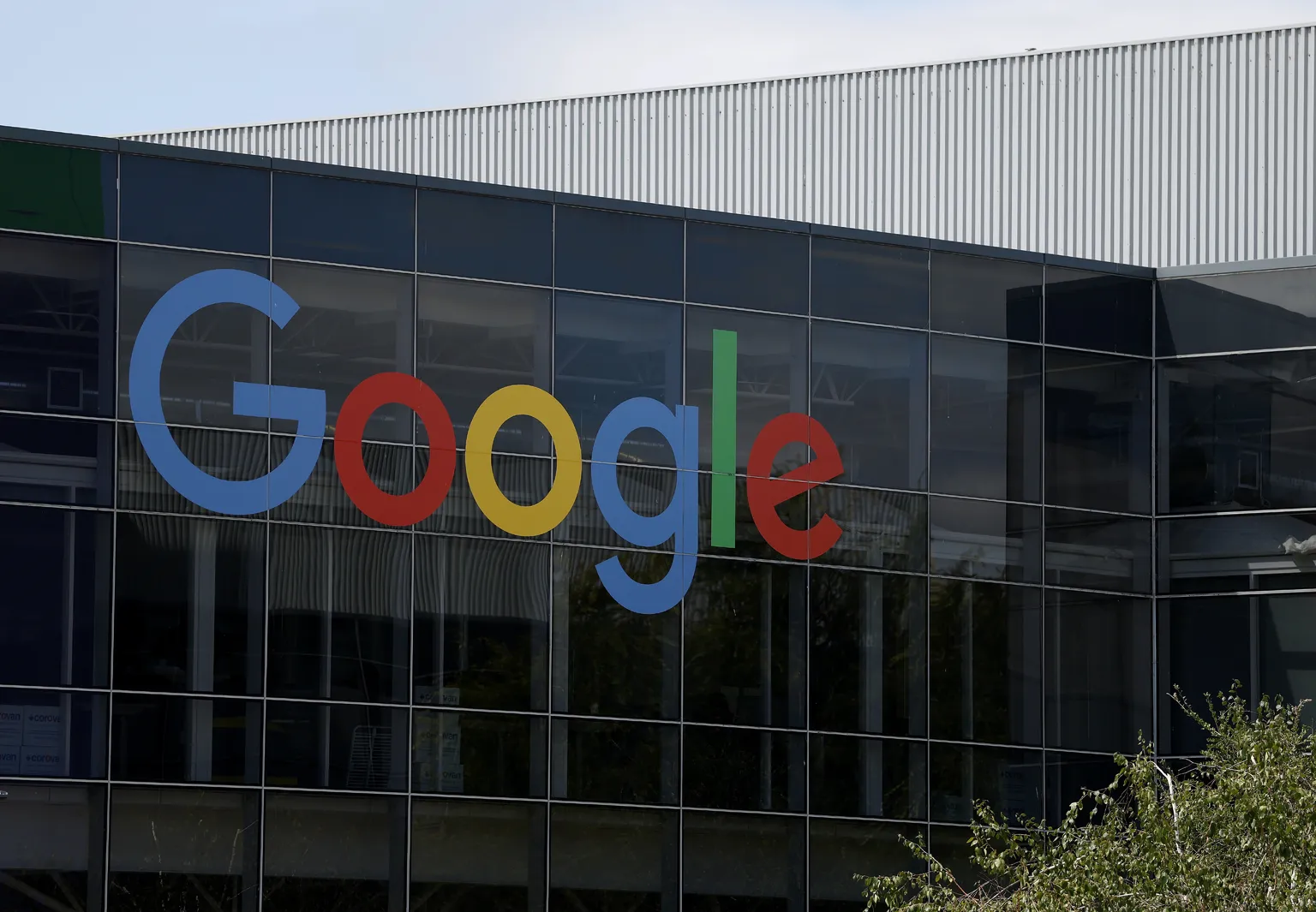 Archived image accompanying: Apple and Google Warn Visa Workers of Year-Long Travel Delays Amid US Crackdown