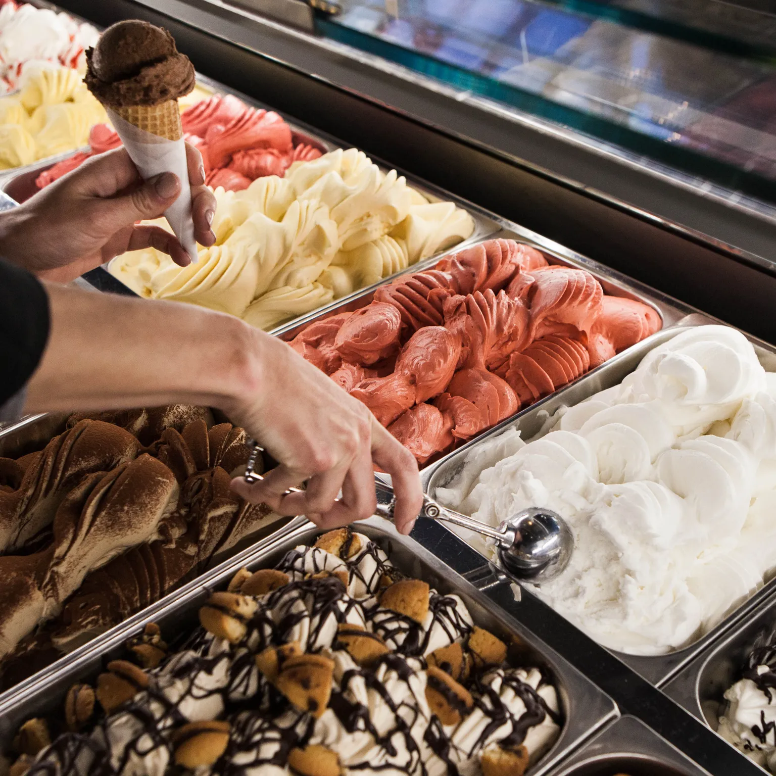 A server scoops gelato from a display case; illustrative image, not the recalled Gelatelli product.