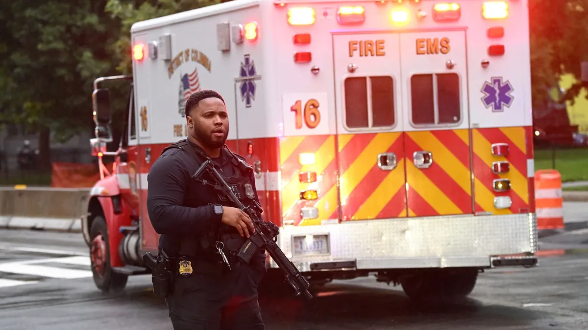 Archived image accompanying: Secret Service Fatally Shoots Gunman Near White House, Bystander Wounded