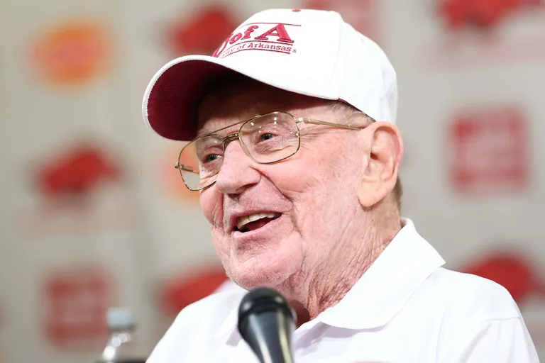 Archived image accompanying: Lou Holtz, Notre Dame Hall of Fame Coach, Dies at 89 After Legendary Career