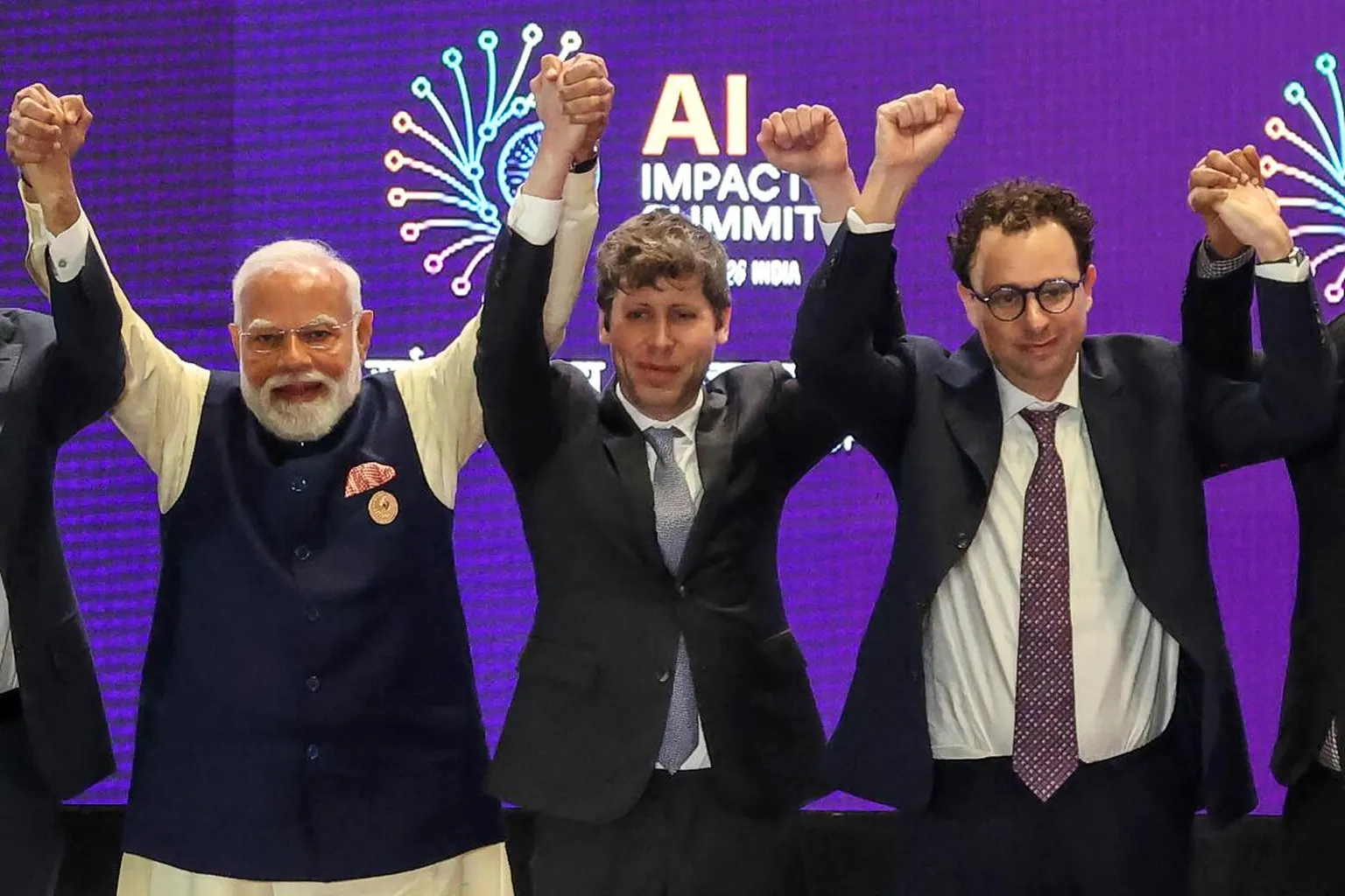 Archived image accompanying: Anthropic to close $30B round at $900B valuation, leapfrogging OpenAI
