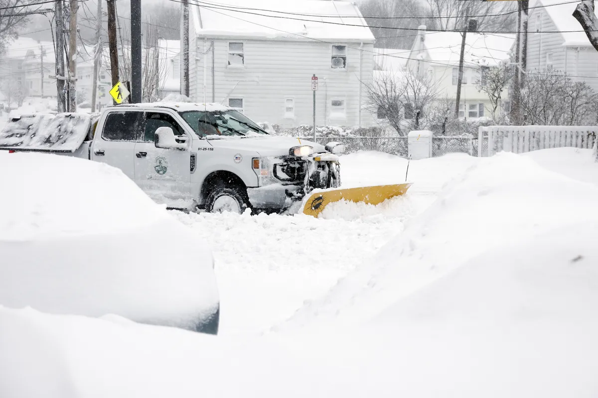 Archived image accompanying: Midwest Megastorm Brings Blizzard, 4 Feet of Snow as Governors Activate Guards