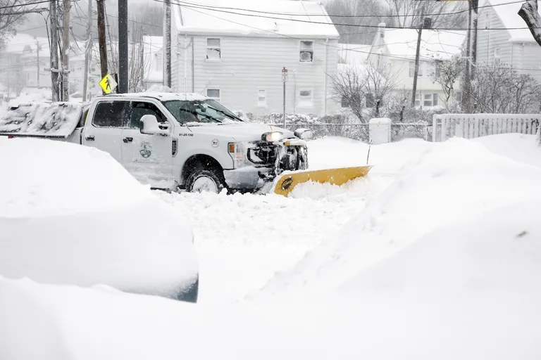 Archived image accompanying: Midwest Megastorm Brings Blizzard, 4 Feet of Snow as Governors Activate Guards