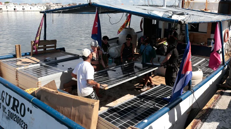 Archived image accompanying: Mexican Navy Escorts Nuestra América Aid Sailboats Safely to Havana