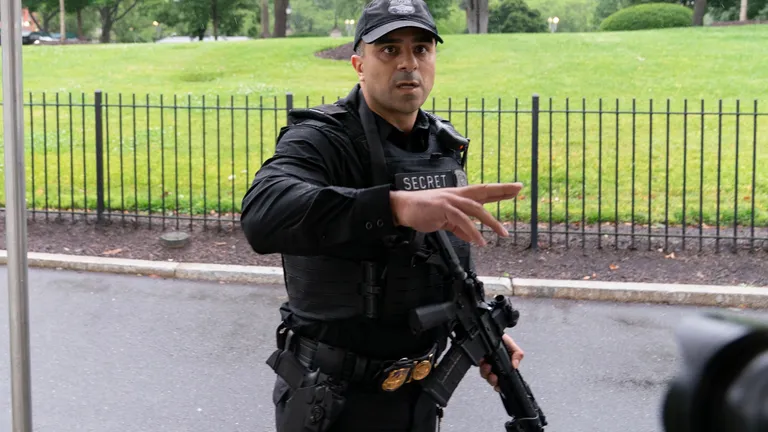 Archived image accompanying: Secret Service Shoots Armed Man Near White House; Bystander Critically Injured