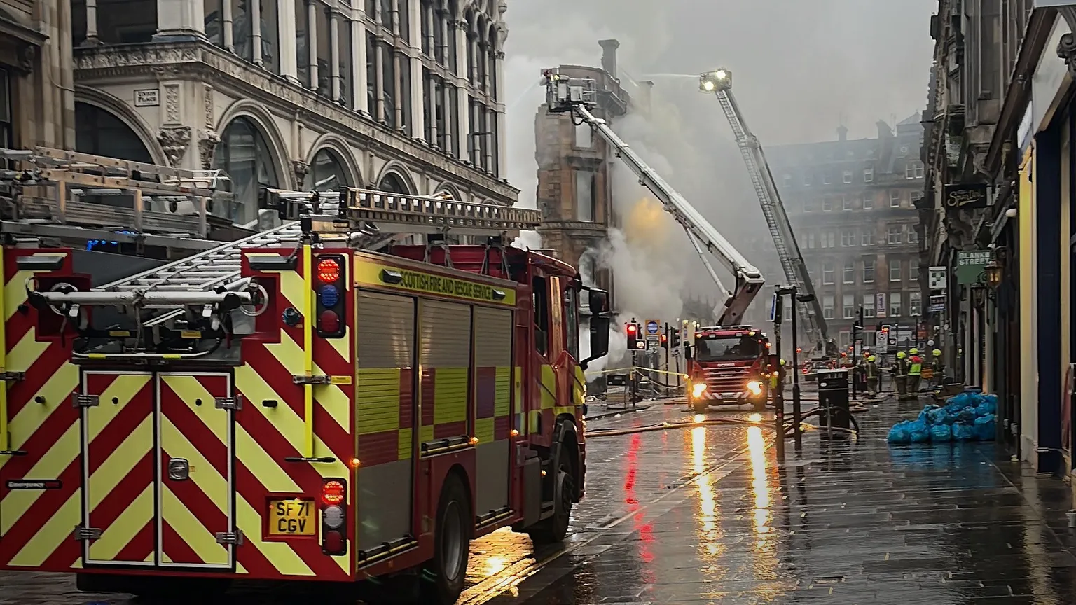 Archived image accompanying: Vape Shop Fire Collapses Glasgow Union Corner, Closes Central Station Indefinitely