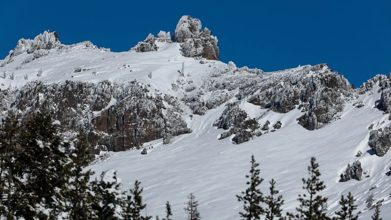 Archived image accompanying: Deadliest California Avalanche Kills 9 Near Castle Peak Amid High Risk