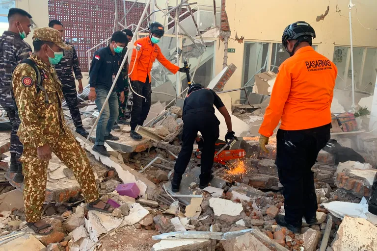 Archived image accompanying: Indonesia’s Flores quake kills 38 as rescuers battle outages